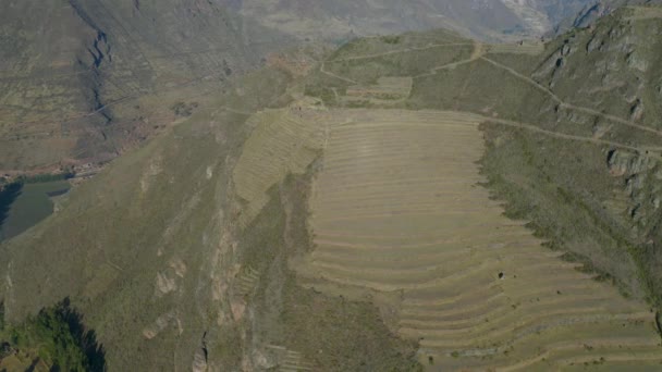 到皮萨克的梯田的全景 印加人在陡峭的山坡上建造了农业梯田 至今仍在使用 秘鲁库斯科附近的圣谷 — 图库视频影像