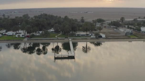 パラカス周辺のパラカス湾の空中ビュー 太平洋の穏やかな海 ペルーを見下ろす海岸 — ストック動画