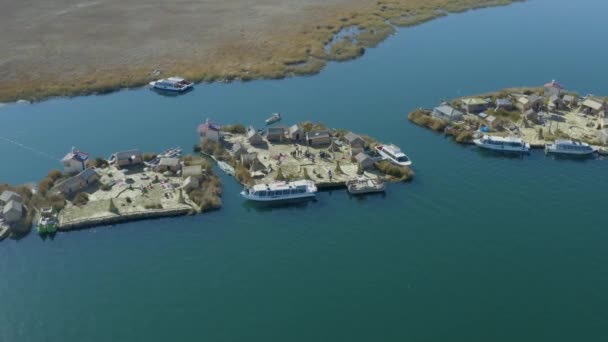 Elk Eiland Uros Vastgemaakt Met Touwen Aan Kust — Stockvideo