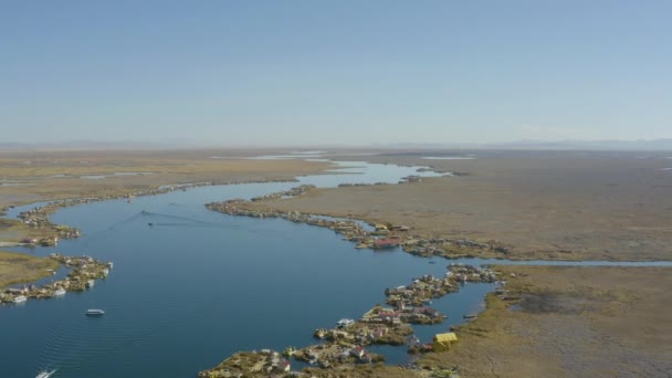 Vista Aérea Todo Asentamiento Uros Etnia Peruana Que Vive Lago — Vídeo de stock