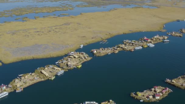 Luchtfoto Uitzicht Het Titicacameer Kleine Drijvende Eilanden Gemaakt Door Mensen — Stockvideo