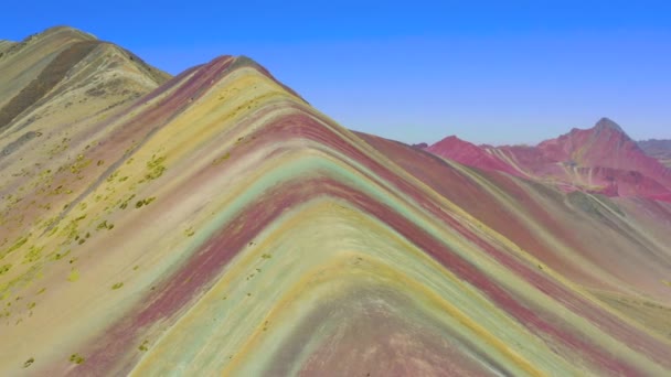 维尼昆卡谷彩虹山远足风景的空中景观 Apu Ausangate落后了所有的岩石 山和沙子都被红色的颜色所侵入 秘鲁库斯科地区 — 图库视频影像