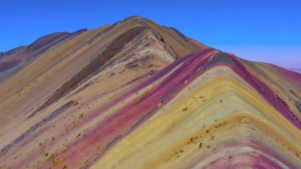 上からのレインボー山の空中ビュー 赤みを帯びたトーンでカラフルな風景 ペルーのクスコ地方 ヴィニチュナ渓谷 — ストック動画