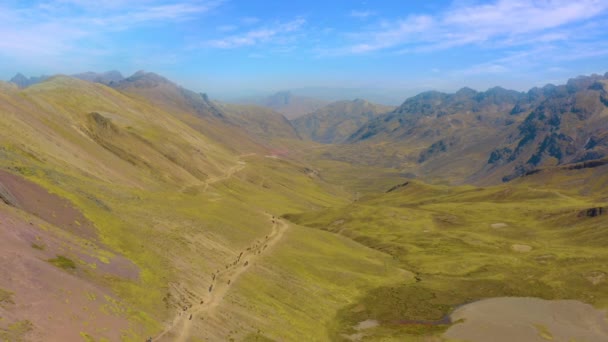 Paisaje Aéreo Del Valle Vinicunca Cordillera Los Andes Gente Senderismo — Vídeos de Stock