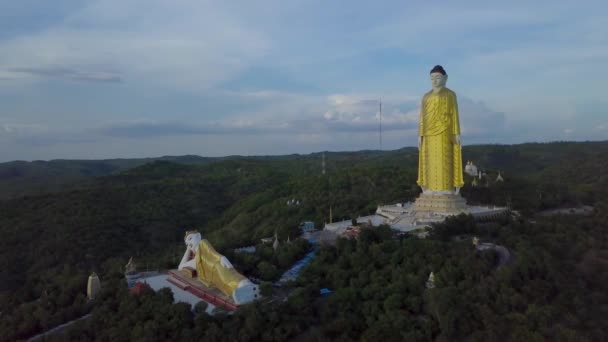 Volando Alrededor Budas Gigantes Ubicados Las Montañas Monywa Myanmar — Vídeo de stock