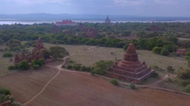 Antik pagoda ve tapınaklarıyla Eski Bagan şehrinin silueti. Sin Myar Shin, Maha Gudi, Law Ka Ou Shaung gibi küçük tapınaklar. Bagan, Burma (Myanmar)