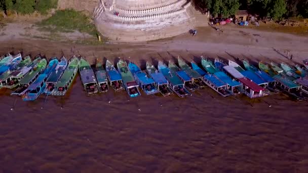 Barcos Estacionados Pagode Dourado Bupaya Costa Rio Irrawaddy Bagan Mianmar — Vídeo de Stock