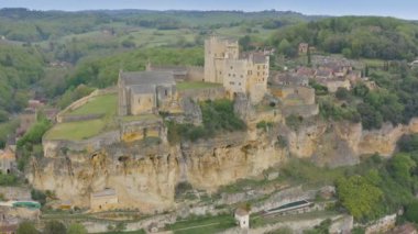 Kale, kilise ve Beynac et Cazenac 'ın güçlendirilmiş köyünün çevresindeki manzara manzarası. Beynac Şatosu, Fransa 'nın Dordogne Vadisi' nin tamamını görmek için stratejik bir noktada yer almaktadır.