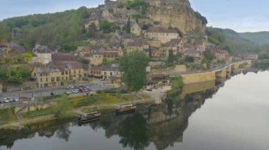 Beynac et Cazenac antik köyünü görmek için Dordogne Nehri 'ni geçiyoruz. Beynac et Cazenac kalesinin peyzajı Şato, bahçeler, kiliseler ve avlu tarafından oluşturulmuştur.