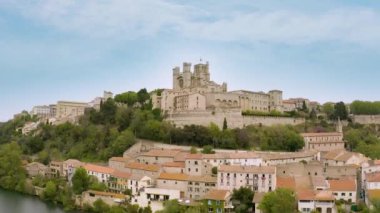 Beziers kasabasındaki eski kemer köprüsü ve Katedral Saint-Nazaire 'nin hava manzarası. Katedral, şehirdeki en büyük Gotik anıttır. Fransa