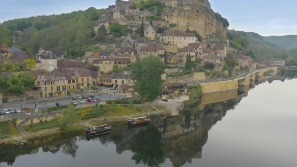 Flight Crossing Dordogne River View Beynac Cazenac Ancient Village Landscape — Stock Video