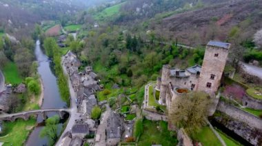 Dipteki ortaçağ evleri ve eski köyü geçen bir nehir. Tepesinde, tüm vadiyi gören eski bir kale var.