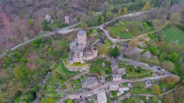 Fransız şatosunun havadan görünüşü. Belcastel 'in Antik Kalesi Aveyron nehrinin üzerindeki bir tepenin üzerinde. Güney Fransa.