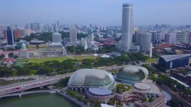 Singapur 'un şehir merkezindeki hava manzarası. Marina Körfezi Kumları 'ndan Kordon tiyatrolarının manzarası