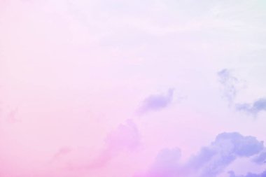 Parlak gökyüzü ve bulutlu pembe ve mavi pastel ton rengi.  