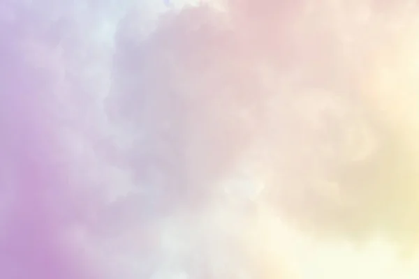 Ciel lumineux et nuage couleur pastel rose et bleu coloré. — Photo