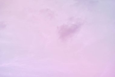 Parlak gökyüzü ve bulutlu pembe ve mavi pastel ton rengi.  
