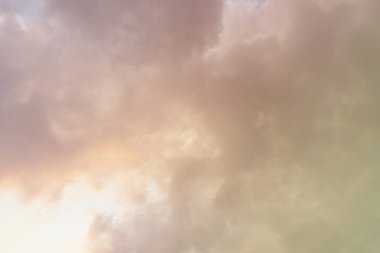 Parlak gökyüzü ve bulutlu pembe ve mavi pastel ton rengi.  