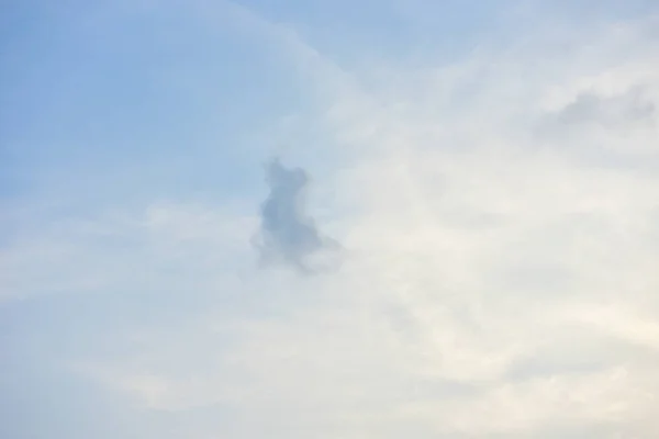 青空白雲白背景。美しい空と雲 — ストック写真