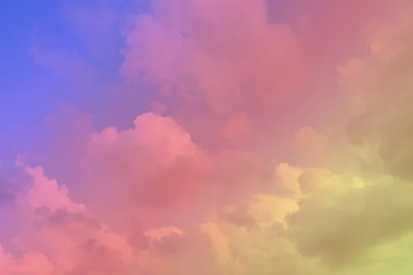 Heller Himmel und Wolken bunte rosa und blaue Pastelltöne Farbe. — Stockfoto