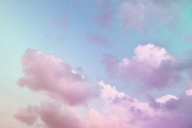 Parlak gökyüzü ve bulutlu pembe ve mavi pastel ton rengi.  