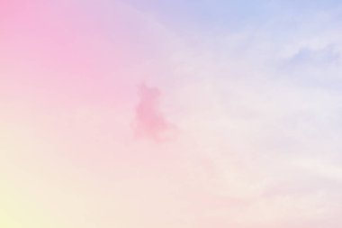 Parlak gökyüzü ve bulutlu pembe ve mavi pastel ton rengi.  