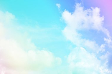 Parlak gökyüzü ve bulutlu pembe ve mavi pastel ton rengi.  
