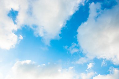 Mavi gökyüzü beyaz bulut beyaz arka plan. Güzel gökyüzü ve bulutlar 