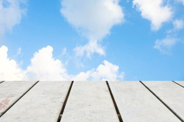 Mavi gökyüzü beyaz bulut arka plan ile eski Ahşap masa. 