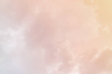 Parlak gökyüzü ve bulutlu pembe ve mavi pastel ton rengi.  