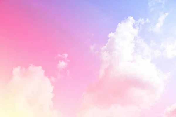 Heldere hemel en wolk kleurrijke roze en blauwe pasteltinten kleur. — Stockfoto