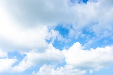 Doğa parlak mavi gökyüzü beyaz bulutlar kara zemin üzerinde. Bev bugün