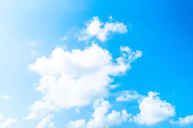 Doğa parlak mavi gökyüzü beyaz bulutlar kara zemin üzerinde. Bev bugün