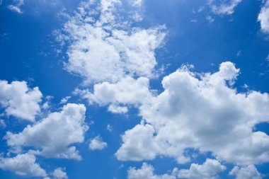 Mavi gökyüzü beyaz bulut beyaz arka plan. Güzel gökyüzü ve bulutlar 