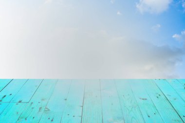 Bulanıklık serin mavi gökyüzü beyaz bulut eski Ahşap masa ile 