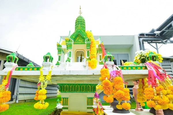 Respectez Sanctuaire et offrande traditionnelle en Thaïlande, nourriture, fr — Photo