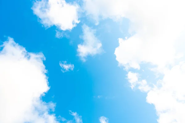 자연 밝은 푸른 하늘 검은 땅에 흰색 구름. 미용 (것)과 함께 한 — 스톡 사진