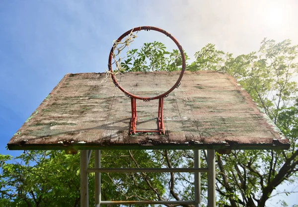 Eski ahşap backboard.mavi gökyüzü ve beyaz clo ile Basketbol sahası — Stok fotoğraf
