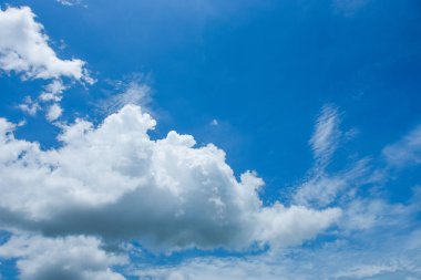 Mavi gökyüzü beyaz bulut beyaz arka plan. Güzel gökyüzü ve bulutlar 