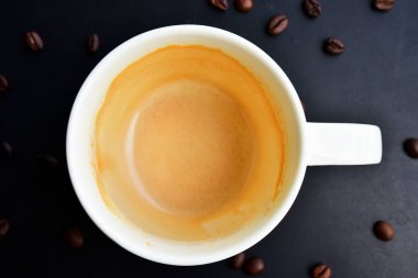 Koyu ahşap masa üzerinde kahve boş kap birçok COFF var