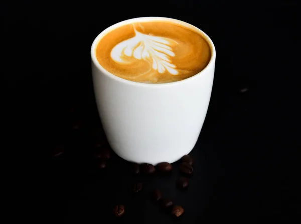 Vue de dessus de latte art, sur la table en bois sombre ont beaucoup de café b — Photo