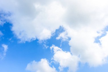 Doğa parlak mavi gökyüzü beyaz bulutlar kara zemin üzerinde. Bev bugün