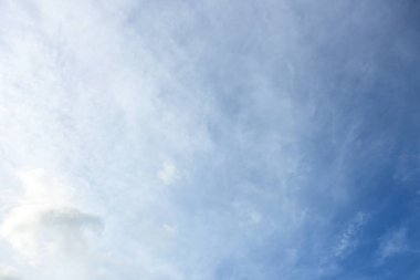 Mavi gökyüzü beyaz bulut beyaz arka plan. Güzel gökyüzü ve bulutlar 