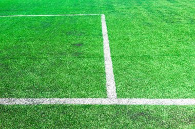 Yeşil sahada beyaz çizgi futbol köşesi 