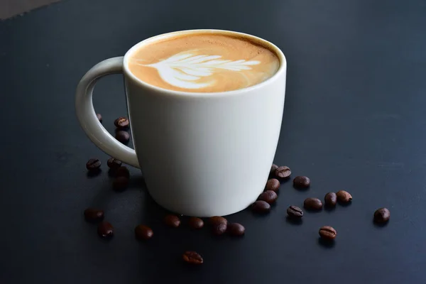 Vista superior del arte del café con leche, en la mesa de madera oscura tienen muchos café b — Foto de Stock