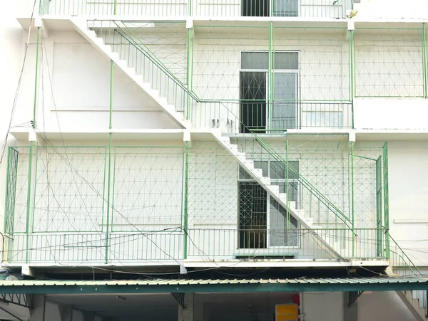 白色消防逃生楼梯 砖公寓在曼谷市建筑墙上 — 图库照片