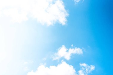 Doğa parlak mavi gökyüzü beyaz bulutlar kara zemin üzerinde. Bev bugün