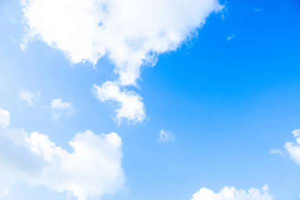 Cielo azul nube blanca fondo blanco. Hermoso cielo y nubes —  Fotos de Stock