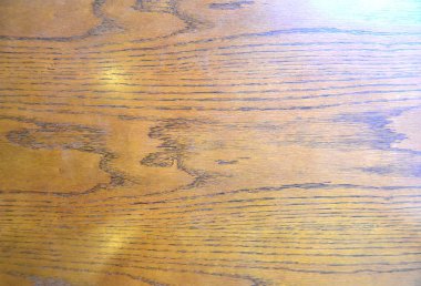 Ahşap masa kahverengi renktedir. 