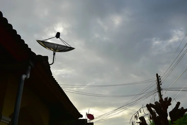 Супутникова тарілка на даху . — стокове фото